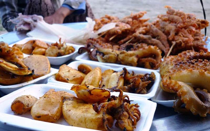 Khách du lịch nên thưởng thức món mực nướng tại chợ trên quần đảo Nam Du
