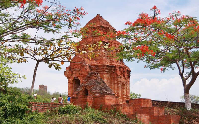 Du khách tham quan tháp Chăm Po Sah Inư