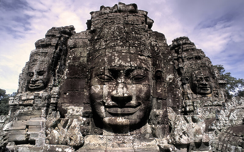 Tượng Bayon 4 mặt khổng lồ nằm trong quần thể khu đền Angkor Wat