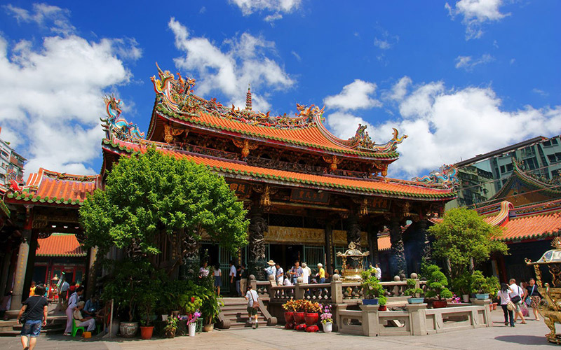 Chùa Long Sơn thu hút nhiều khách du lịch đến để chiêm bái và ngắm cảnh